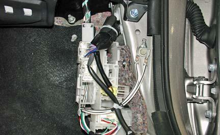(8) Connect the long LED wire to the optical wire from the passenger side door sill using the same procedure used in Steps 4(k)(1) and 4(k)(2) on the driver side.