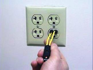 2. Insert one test lead into the left slot of the outlet and the other test lead into the right slot, as shown in figure 5.