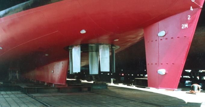 The elevated oil tank is part of the Voith scope of supply and should be mounted midships in the propeller area at a transverse bulkhead approx. 0.5 to 2 m above the design waterline.