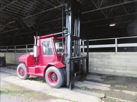 CAPACITY, CUMMINS DIESEL, AUTO TRANSMISSION, 216 2-STAGE MAST W/SIDE SHIFT & 12 X52 FORKS, HOUR METER READS: 7,166 HRS, DUAL PNEUMATIC TIRES, NEW PAINT, S/N: SZ6-24486 1978 TAYLOR TE220S FORKLIFT,