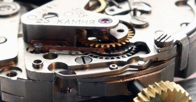 The screw goes counter-clock wise when tighten it (see 3 strips on the head of the screw).