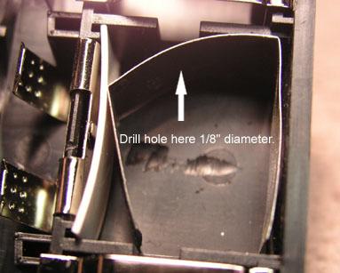 Bend the metal strip with pliers and fit as shown in the photo on the right.