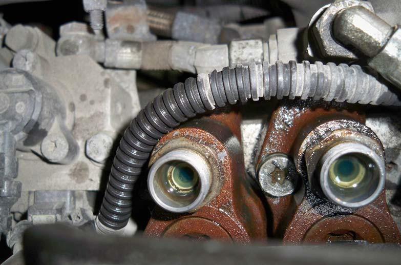 1. Clean the sealing area inside the high pressure fuel pump fittings using a clean lintfree