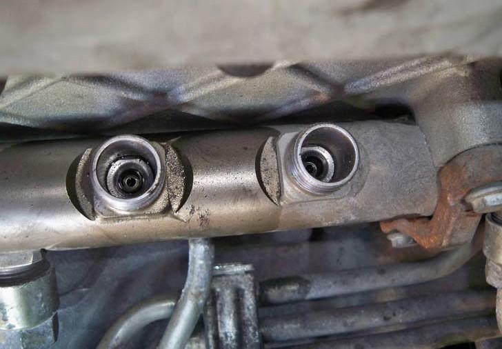 Clean the sealing area inside the high pressure fuel rail using a clean lint-free cloth. 3.