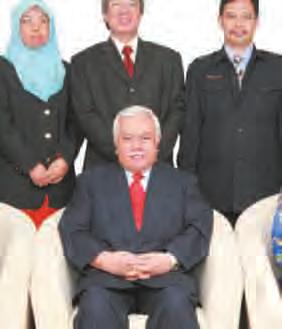 Hj Abd Wahab sitting from left to right duduk dari kiri ke kanan Zainah binti