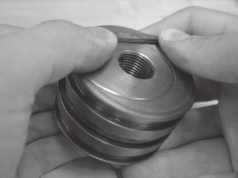 After disassembling the cylinder, wash all metal parts in a non-fl ammable solvent. Rinse each part thoroughly and blow dry with a low-pressure air jet. Arrange the parts on a clean surface.