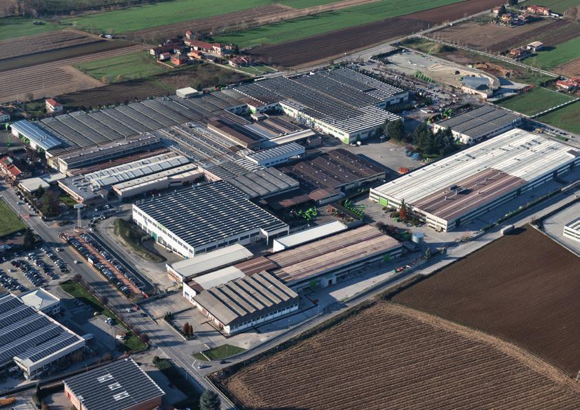 Merlo's factories in San Defendente di Cervasca (Cuneo) cover an area of 300,000 m 2 (with 220,000 m 2 indoor facilities) 9 10