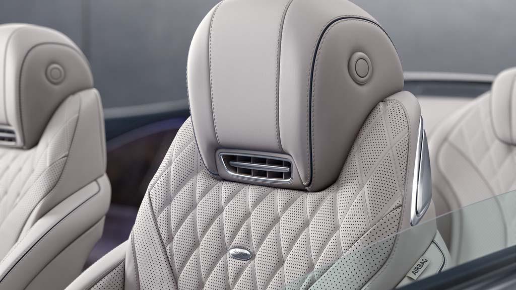 Innovation: AIRSCARF Standard on all models This neck-level heating makes open-top driving a pleasure even at low temperatures.