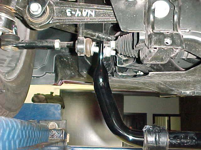 6) Reinstall in the same manner as removal. Attach the endlinks to the sway bar. Do not tighten at this time.