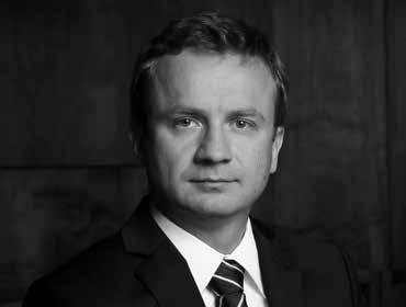4. 3. Generalni sekretar Ustavnega sodišča Dr. Sebastian Nerad je diplomiral leta 2000 na Pravni fakulteti v Ljubljani.