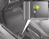 Značilnosti vašega vozila POKROVČEK POSODE ZA TOČENJE GORIVA Zapiranje pokrovčka za točenje goriva 1. Pokrovček namestite nazaj tako,da ga obračate v smeri urinega kazalca, dokler se ne zaskoči.