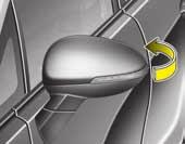 Značilnosti vašega vozila POZOR Zunanje električno vzvratno ogledalo deluje tudi, če je zaganjač v zaklenjenem položaju - OFF.