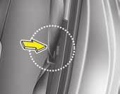 Varnostne značilnosti vašega vozila Če želite zložiti zadnji sedež: Naslone za hrbet lahko zložite naprej in tako ustvarite dodaten prostor za prtljago in dostop do prtljažnika.