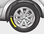 Kaj narediti v nuji OPOZORILO - Menjava gum Vedno trdno zategnite parkirno zavoro in vedno blokirajte kolo diagonalno nasproti kolesa, ki mu menjate gumo.