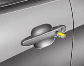 Značilnosti vašega vozila PAMETNI KLJUČ»SMART KEY«(ČE JE NA VOLJO) Tip A Tip B OTA040003 OTAR042240 S pametnim ključem lahko odklenete in zaklenete vrata (in vrata prtljažnega prostora) ter celo