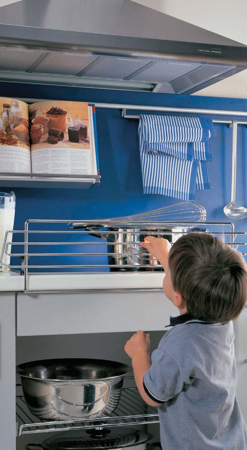 UNDERSINK PULL-OUT Can be used on right or left side Includes guide for
