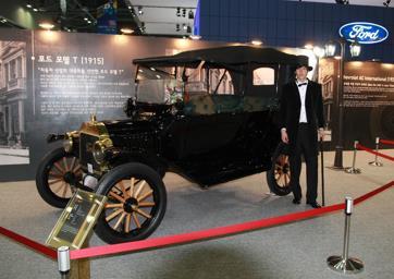 The Automobile The automobile industry grew in steps: 1876: German engineer invented the gasolinepowered engine 1893: U.S.