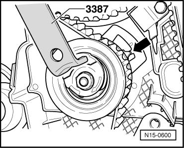 Now carefully turn the belt tensioner using pin wrench 3387 in direction of arrow until the indicator is in the middle of the gap in the base plate -arrow-.