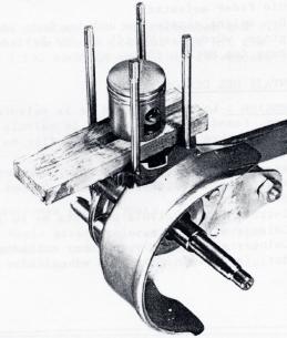 Refitting the cylinder In order to simplify this operation, we recommend a wooden tool as shown in the image.