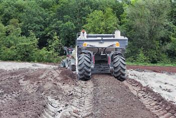 Outstanding all-terrain mobility Stable driving performance and ample ground clearance in off-road operation The machine s lifting