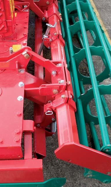 Therefore, the packer roller scraper bar position is always at a fixed height to the ground, independent from the working depth.