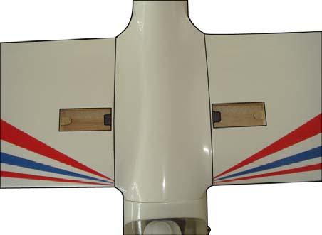 Accurately mark the balance point on the top of the wing on both sides of the fuselage.
