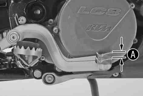 BRAKES 105 Move the foot brake lever back and forth between the end stop and the contact to the foot brake cylinder piston and check free travel. Guideline Free travel at foot brake lever 3 5 mm (0.