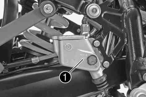 BRAKES 106 Raise the vehicle using the center stand. ( p. 76) Check the brake fluid level of the brake fluid reservoir.» If the fluid level reaches the MIN mark : Add rear brake fluid.x( p. 106) 11.