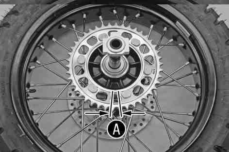 113) Check the rubber dampers of the rear hub for damage and wear.» If the rubber dampers of the rear hub are damaged or worn: Change all rubber dampers in the rear hub.