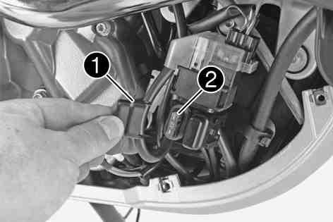 ELECTRICAL SYSTEM 129 Remove the right underride guard. ( p. 96) Changing the fuse of the ABS hydraulic unit: Remove protective cover and remove fuse.