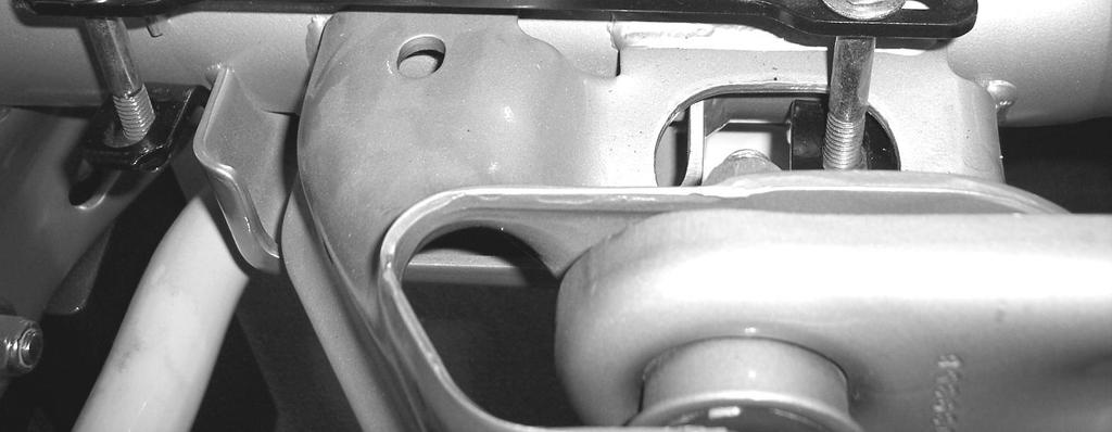 Attach 1 axle strap to outboard side of axle bracket only as shown for early models.
