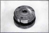3-7-7 Driven pulley -Remove the central nut with compass spanner to lock the
