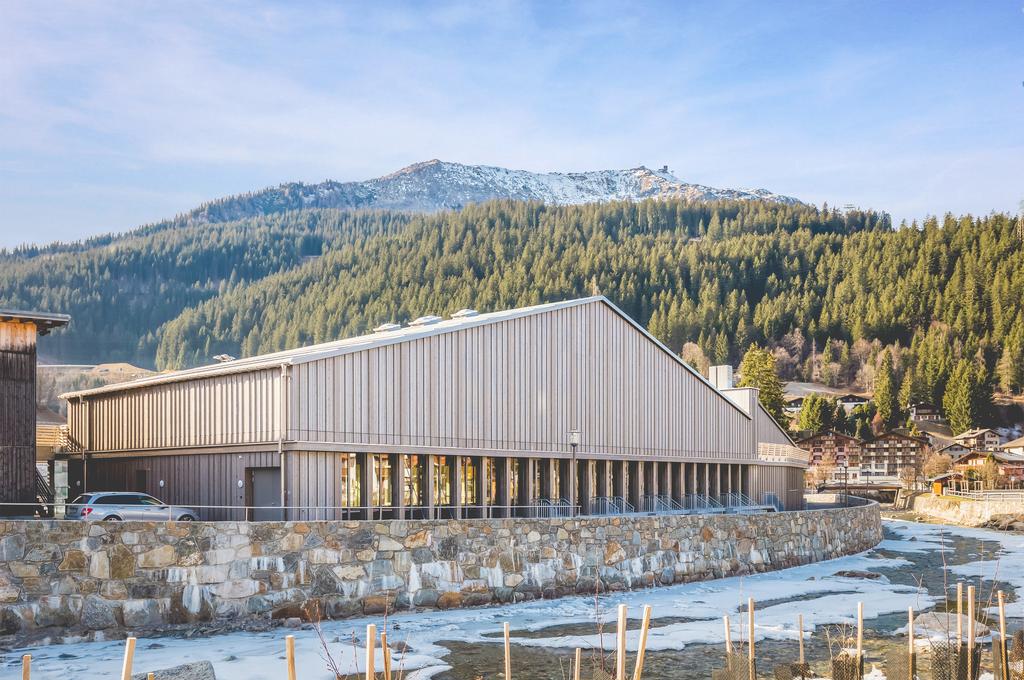 Located in the heart of Klosters, a brand new, modern and multi functional sports and events facility awaits you. The complex consists of 2 new event halls Arena 1 and 2.