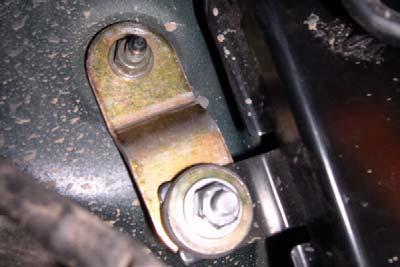 Install kit bracket, S-shaped on the engine side of the fuel / brake line bracket with a kit