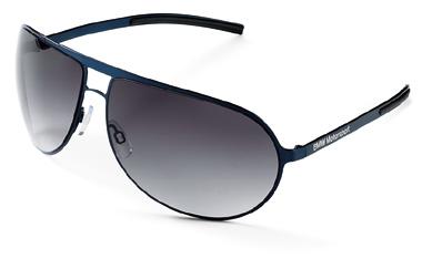 See clearly even when faced with glare: sporty sunglasses with a dark blue frame and 