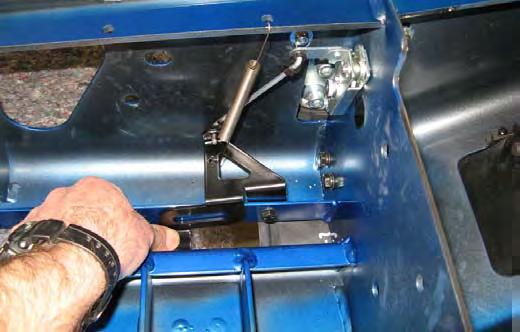 Fit the plastic rod connector fittings from underneath into the lever in the slam latch and from