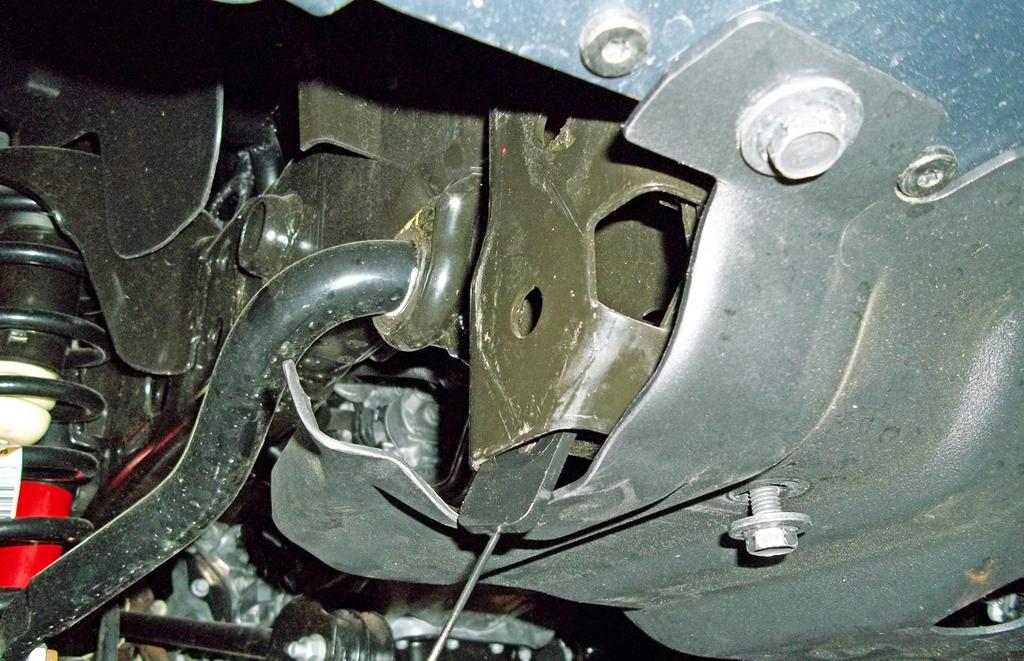 Using tape or a marker, indicate the front corners of the skid plate for trimming, in a line parallel with the back of the subframe (Fig.C).
