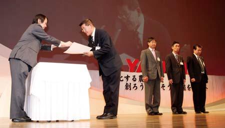 The first part of the Convention was the 2010 Give Thanks Stage, where Takehito Yamaoka, the President of the Company, gave a speech on the concept of Solutioneering and how Yanmar can become a