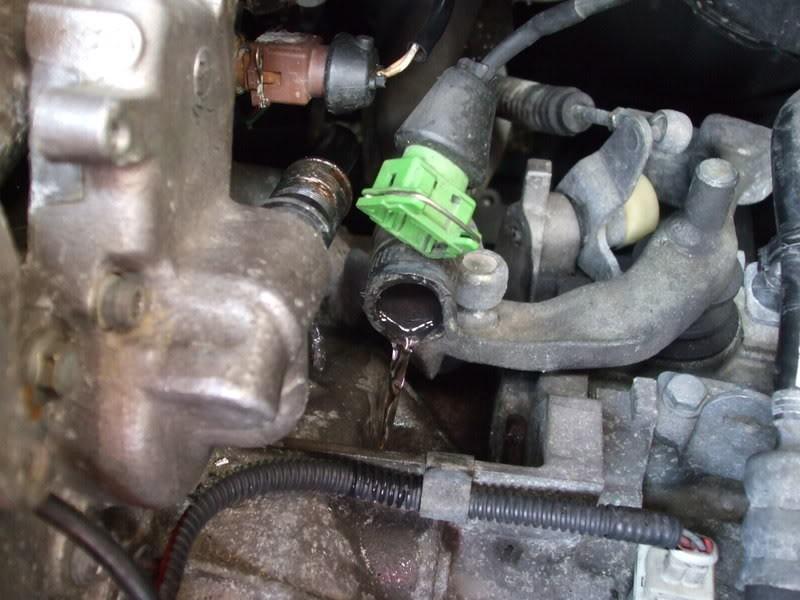.. I started with taking the two bolts out of the cable holder at the front of the engine because there is a 10mm Thermostat