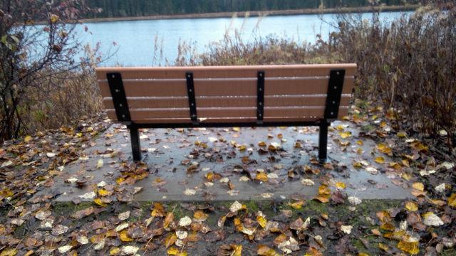 Description of Photo 3 : Viewpoint with a bench.