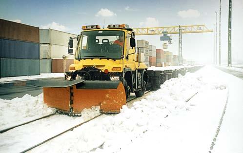 It can a lso be used with a wide range of implements for instance to clear snow, either on the track or in the plant yard.