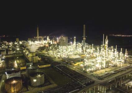 PETROMIDIA REFINERY: INVESTMENTS Background Major drivers for investments in Petromidia refinery: Environmental protection requirements Fuels quality moving towards Euro 5 standard Energy efficiency