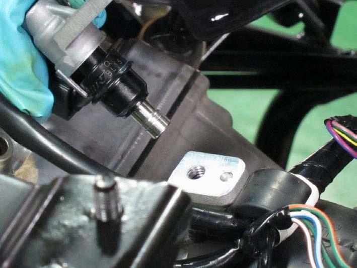 Tighten the clamp securely with a special tool A120F00030.
