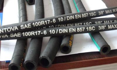 Single wire braided 1SC high pressure hydraulic hose is suitable for high pressure conditions where tight routing is required. Tube: Oil resistant synthetic rubber.