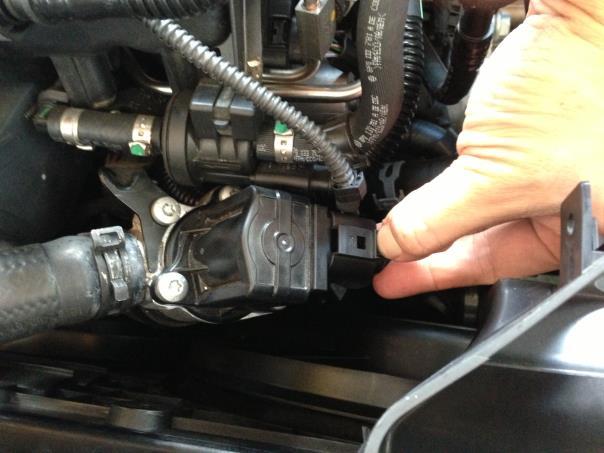 (3) Unclip the airflow meter plug and unhook the wiring from the engine cover, move the harness out of the way (4)