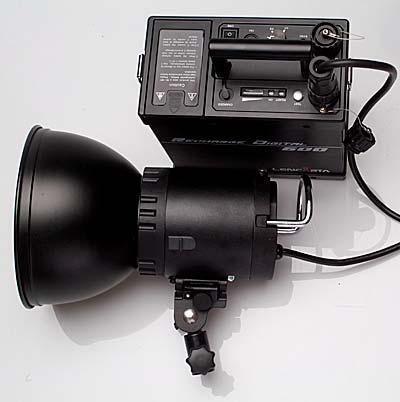 The standard flash head is fitted with a 2A fuse. It has a low wattage modelling lamp, which indicates the effect of the flash.