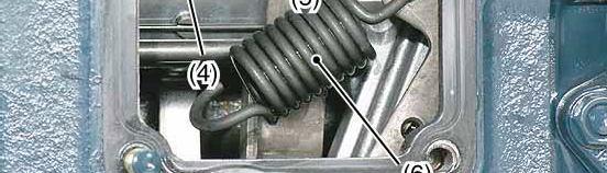 Align the control rack pin (2) with the notch (1) on the crankcase,