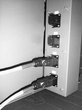 Inštalacija 3 7 Inštaliranje ogrevane cevi Glej tudi navodila za uporabo cevi. Električno 1. Cev (1) priključite najprej samo električno.