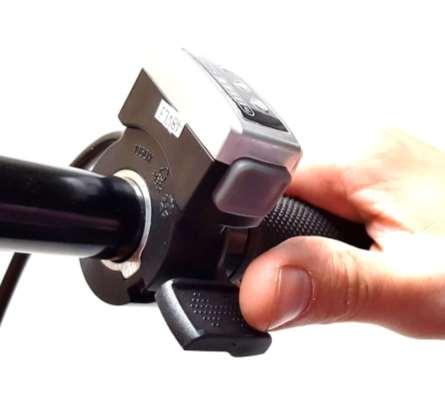 Using the thumb throttle Throttle OFF Throttle ON (maximum) The thumb throttle is located on the right hand side