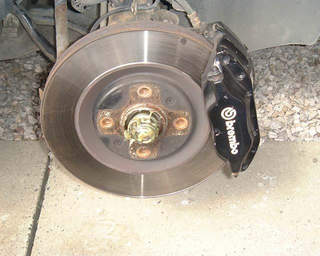 One pair of Brembo front discs (305mm diameter), One set of OEM Pads which include 2 sachets of grease & 2 new pipe clips